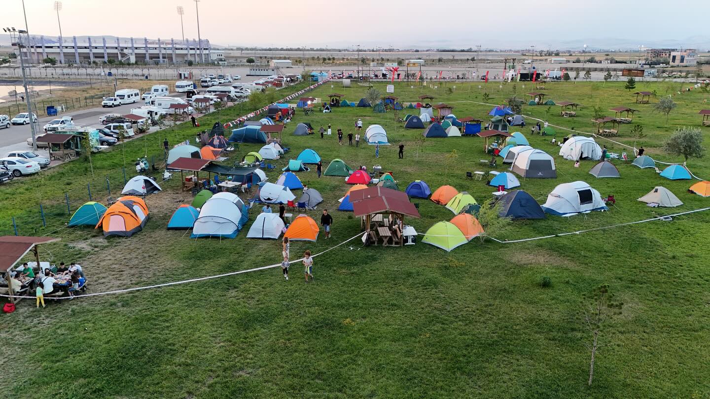 Çadırlar kuruldu, minderler serildi. 

“Baba-Çocuk Kampı” başladı. 

Müthiş etki