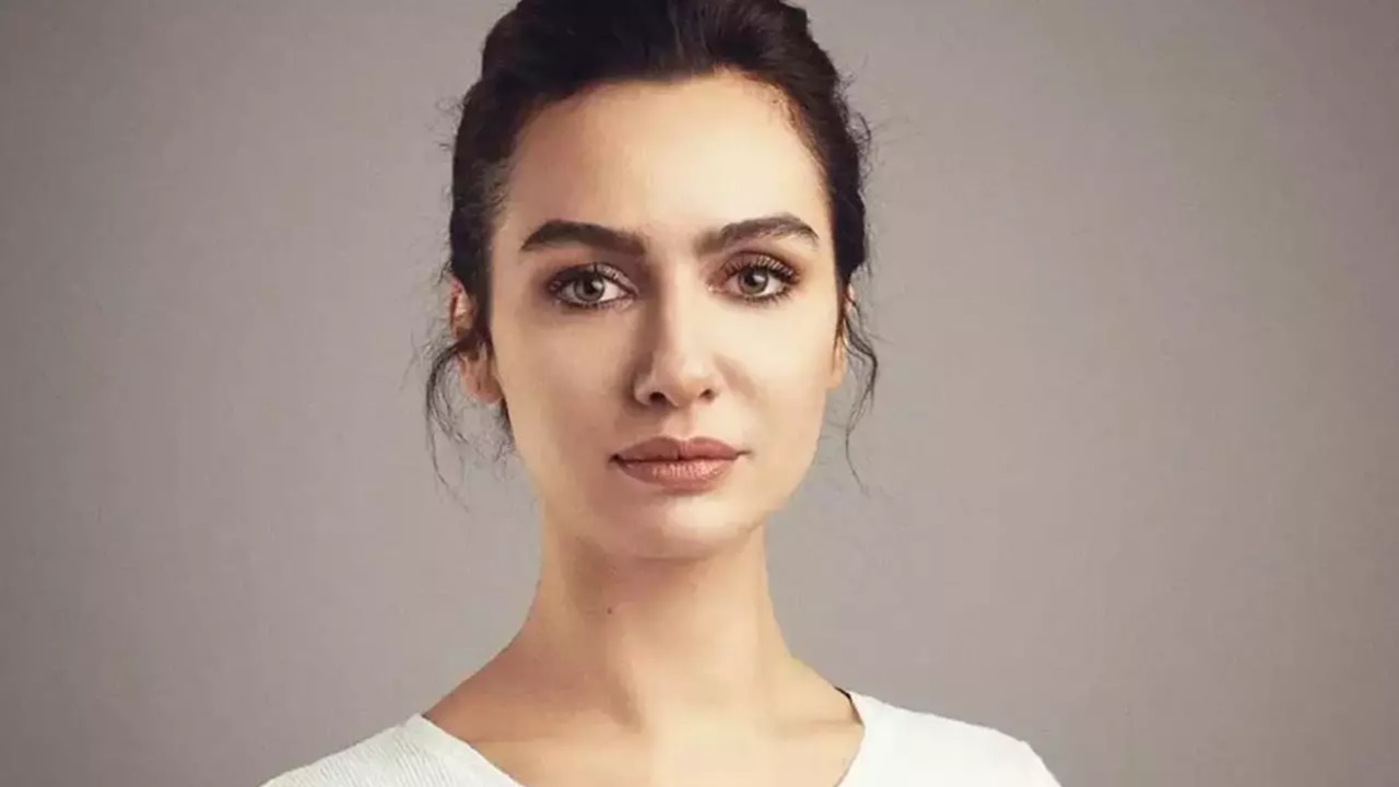 Birce Akalay, sette kaza geçirdi hastaneye kaldırıldı! Sevgilisi ortaya çıktı…