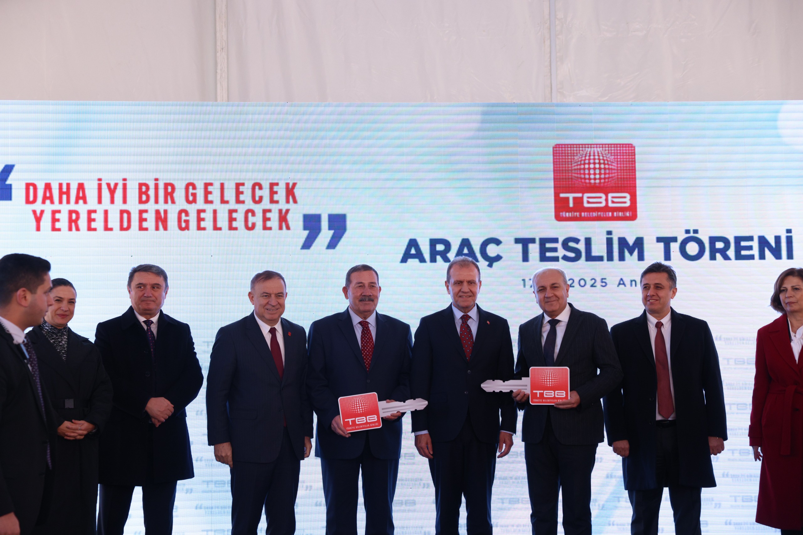 TBB’den Milas Belediyesi’ne paletli ekskavatör hibesi