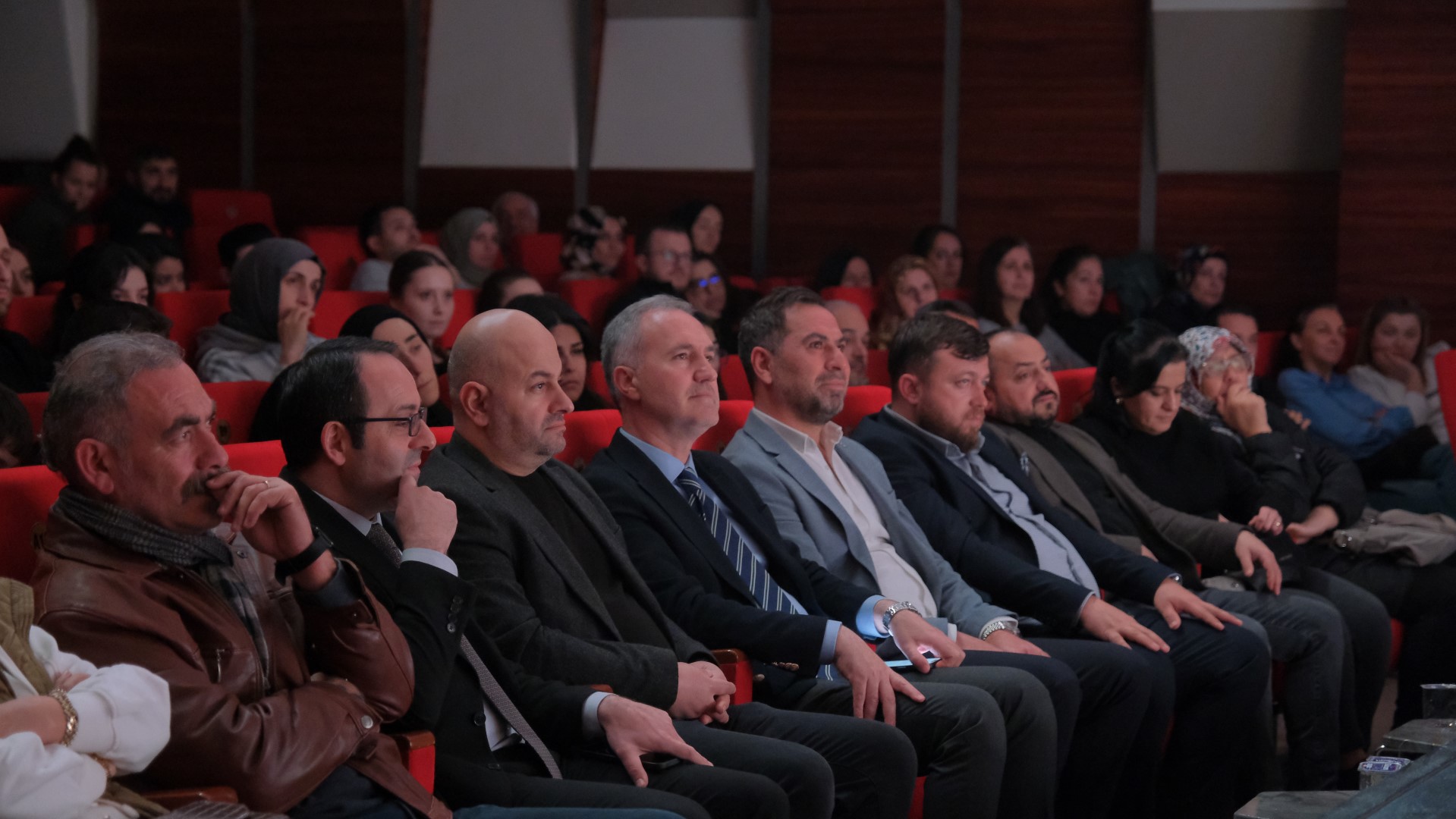 “Kadın Sığınağı” oyunu seyirciyle buluştu