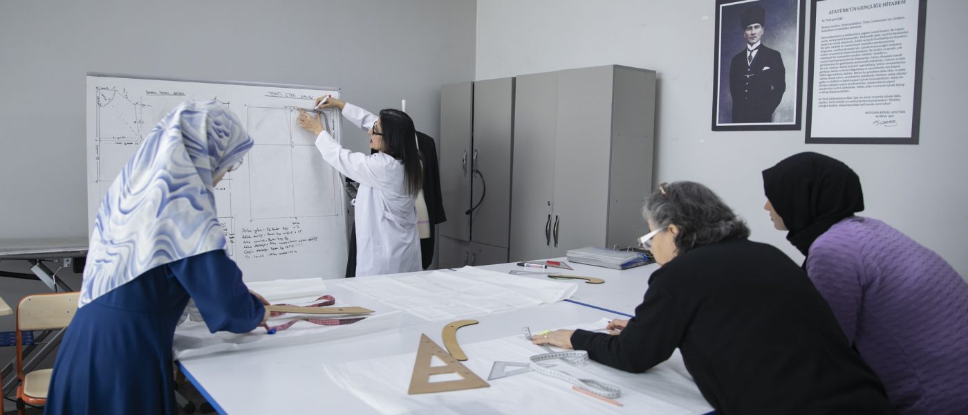 Mersin Büyükşehir Belediyesi'nden giyim üretim kursu