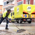 Aliağa’da taşkın yaşanan bölgelerde çalışmalar sürüyor