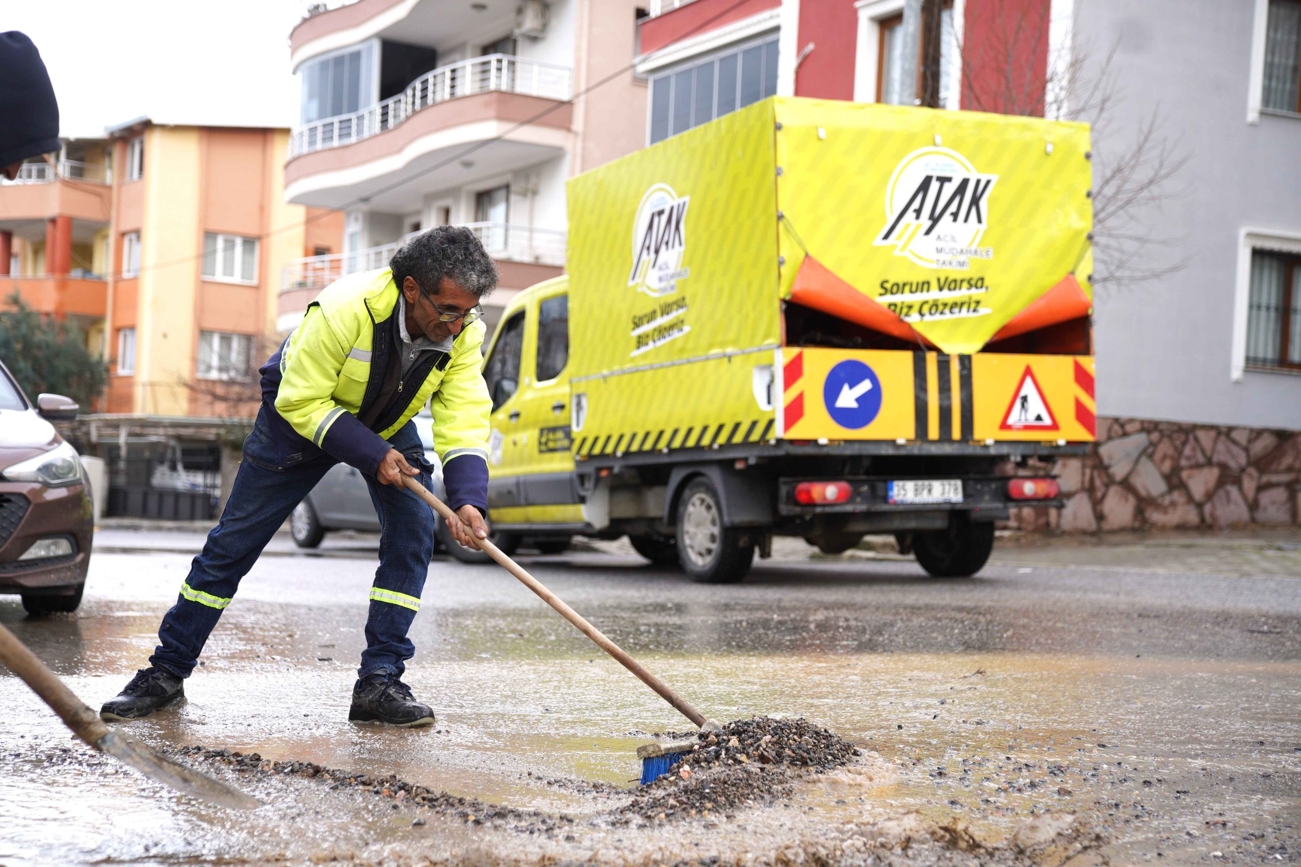 Aliağa’da taşkın yaşanan bölgelerde çalışmalar sürüyor