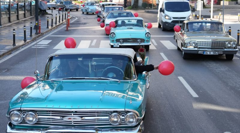 Kadıköy’de “Sevgililer Günü” konvoyu
