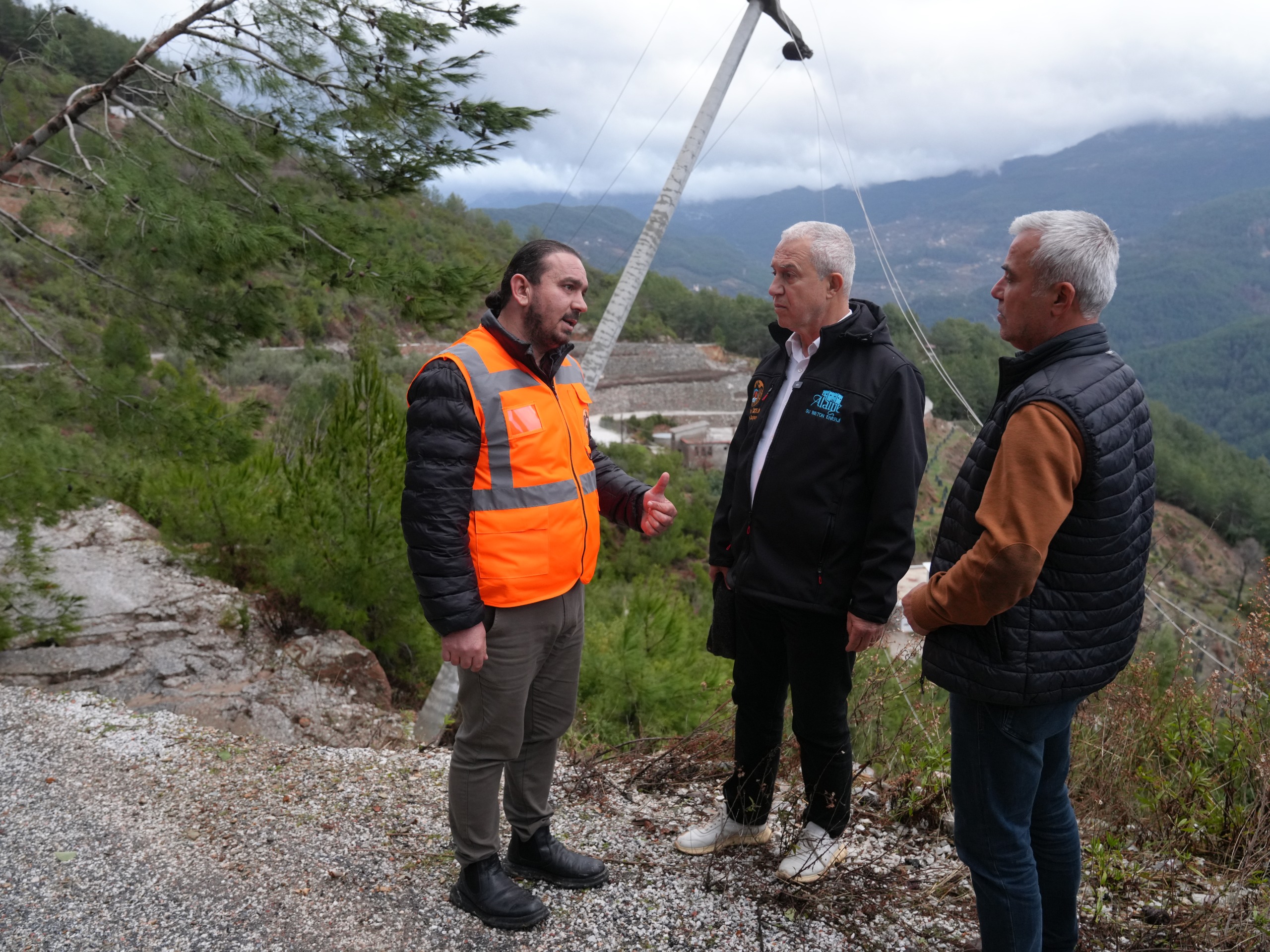 Başkan Özçelik'ten yağışlardan etkilenen yerlerde inceleme