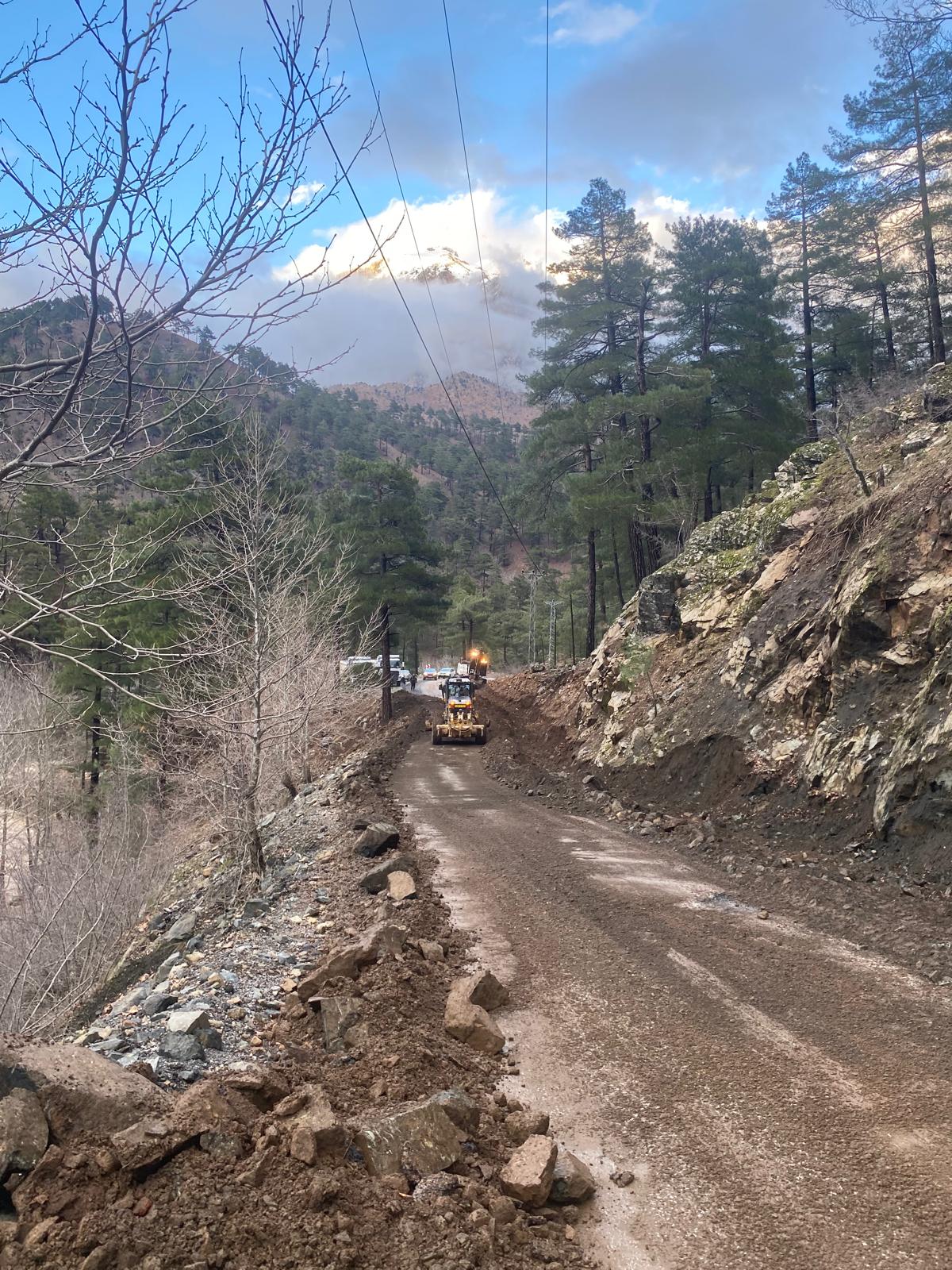 Büyükşehir, Yahyalı'da sel ve heyelan sonucu kapanan yolları açtı