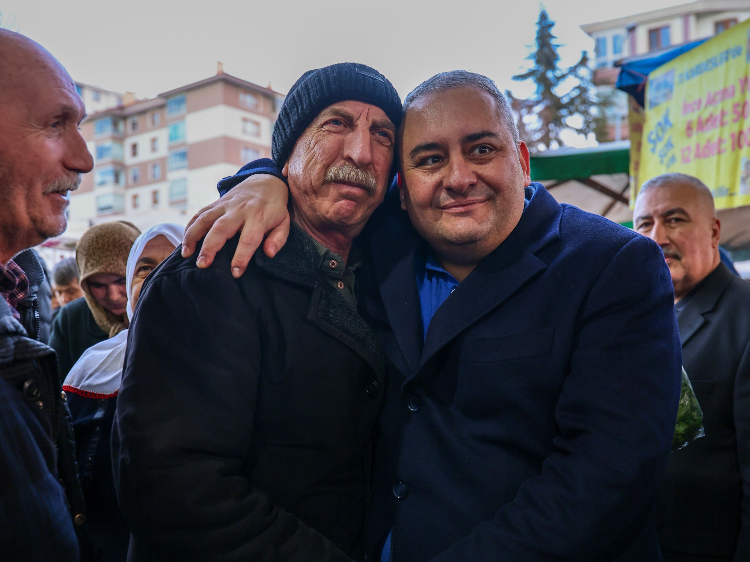 Başkan Özarslan, Ufuktepe Semt Pazarı’nı ziyaret etti