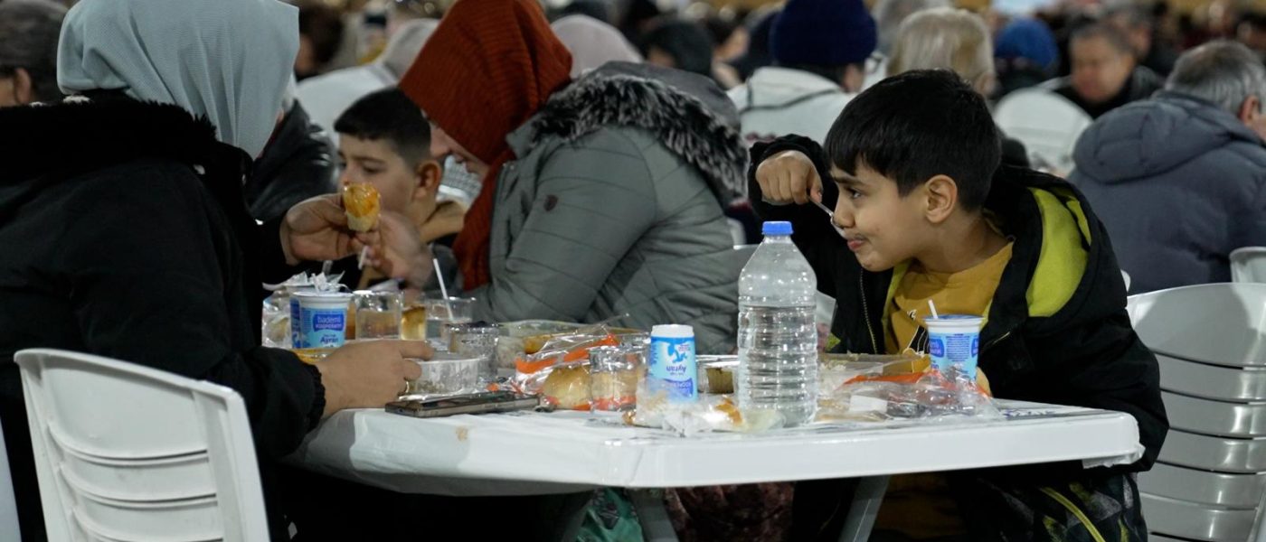 İzmir Büyükşehir Belediyesi ilk iftar sofrasını Gaziemir’de kurdu