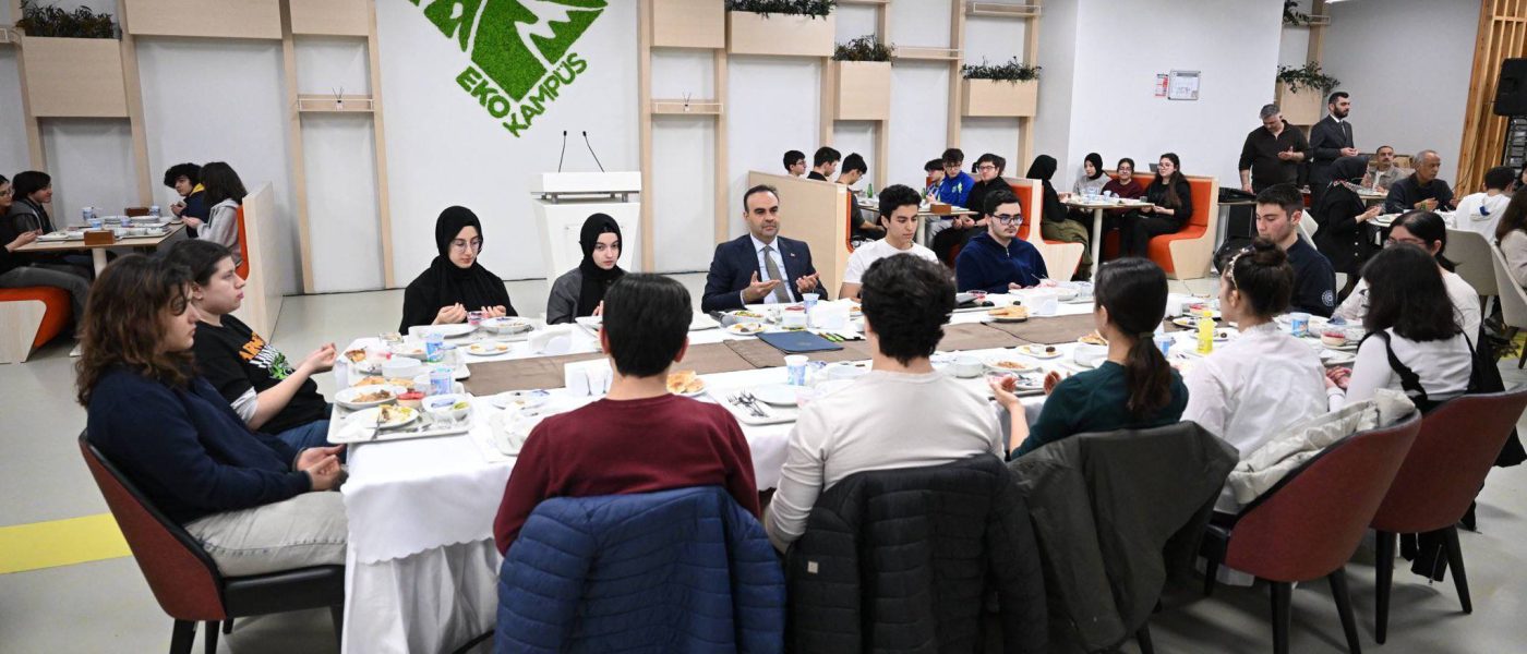 Bakan Kacır, TÜBİTAK Fen Lisesi öğrencileriyle iftarda buluştu