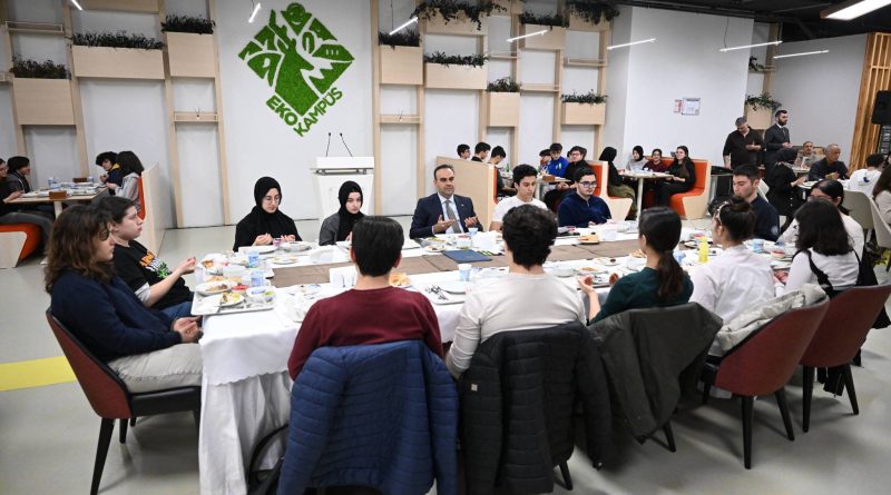 Bakan Kacır, TÜBİTAK Fen Lisesi öğrencileriyle iftarda buluştu