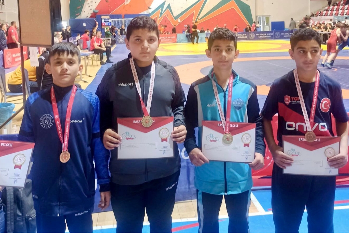 Ağrılı genç güreşçiler Muş’ta doruk yaptı