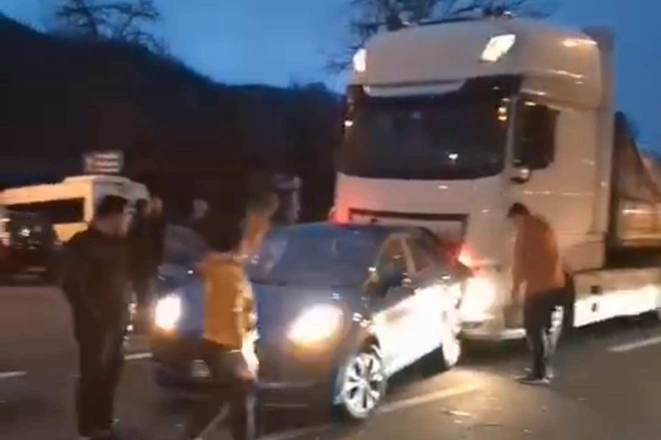 DÜZCE’de otomobile tır arkadan çarptı