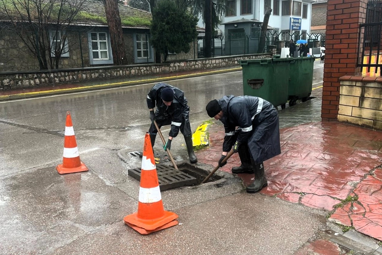 Kocaeli’de ekipler su baskını ve taşkın tehlikeine karşı sahada
