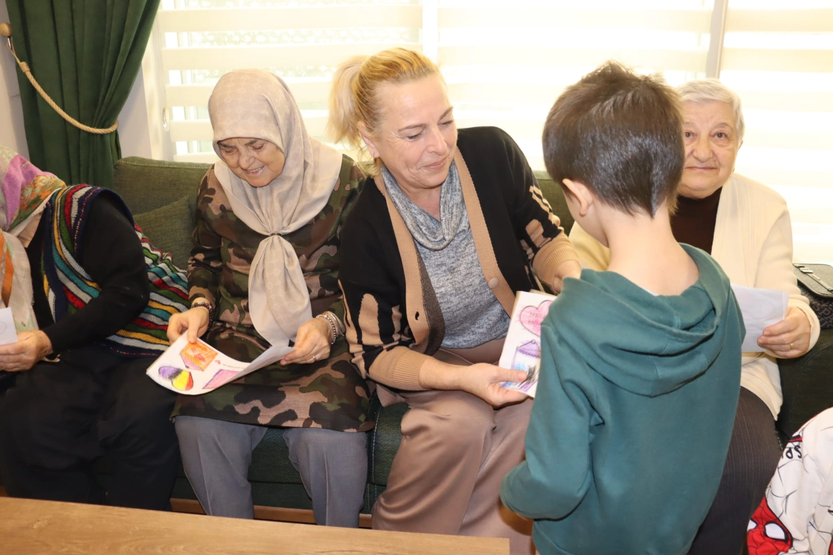 Kocaeli’de İzmitli miniklerden yaşlılar haftasında anlamlı ziyaret