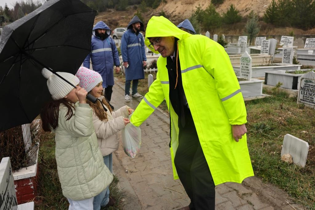 Kütahya’da mezarlıkların çiçekleri belediyeden