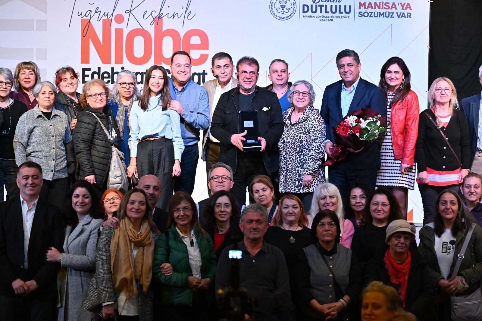 Manisa’da Nebil Özgentürk, Niobe Söyleşileri’nde sanatseverlerle bir araya geldi