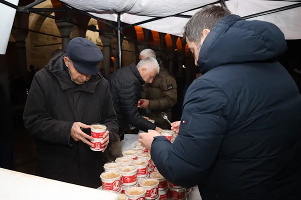 Ä°zmit’te Ã‡anakkale ÅŸehitleri iÃ§in helva ikramÄ±