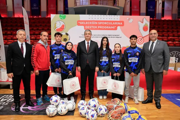 Adana’da öğrencilere spor malzemesi dağıtıldı