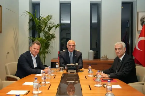 Bakan Ersoy Jet2 ve Dertour Group yöneticileriyle bir araya geldi