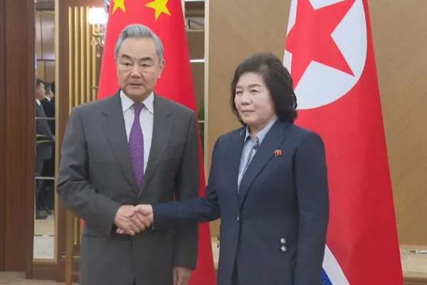 Çin Dışişleri Bakanı Wang, Kuzey Koreli mevkidaşı Choe ile temas kurdu