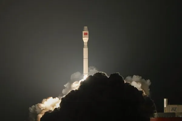 Çin, uydu internet teknolojisi için yeni uydu fırlattı