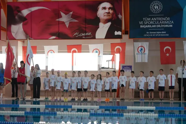 Düzce’de 23 Nisan yüzme şenliği düzenlendi