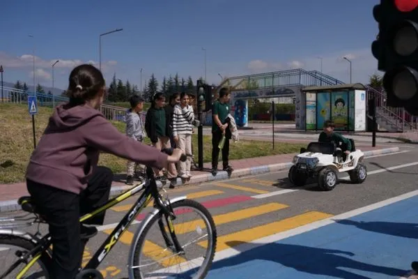 Düzce’de çocuklar trafik kurallarını sistemlı öğrendiler