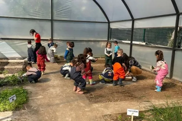 Konyaaltı’nda çocuklar tohumları toprakla bir araya geldirdu