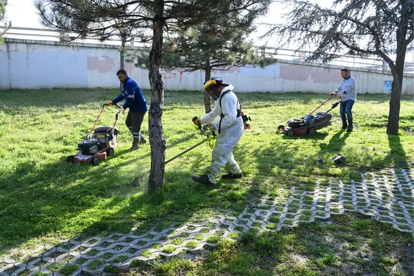Mamak’ta park ve yeşil alanlarda bahar bakımı yapılıyor