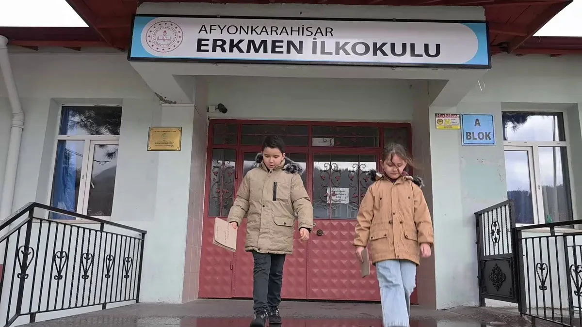 Minik Yüreklerden Polislere Anlamlı Sürpriz: 181. Yılın En Güzel Hediyesi