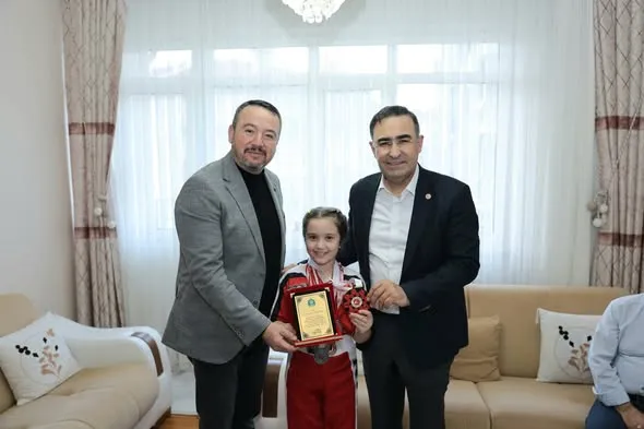 Sandıklı’nın Minik Kickboks Şampiyonu Ebrar Sülbiye Kaygısız Tebrik Edildi