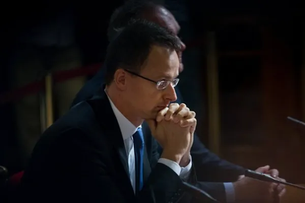 Szijjarto: Zelenski, Transkarpatya’da siyasi tiyatro sahnelememeli