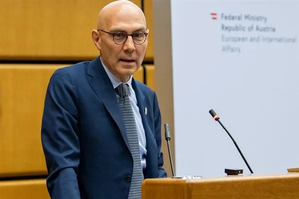 Türk: Uzay keşfi tek bir insanlığı dile getirdiğımızı hatırlatıyor