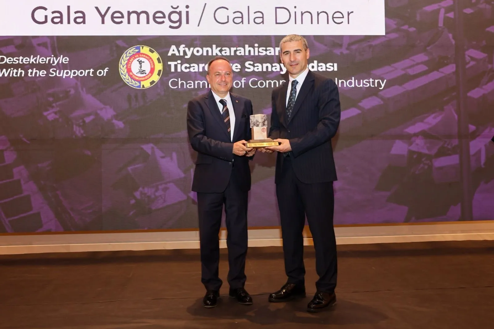 Afyonkarahisar Mermer Fuarı’nda Emek Verenlere Plaket Takdim Edildi