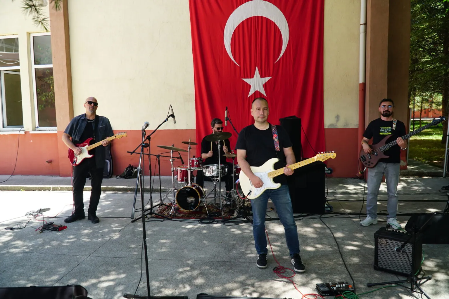 Pareto Band Mezuniyet Törenine Renk Kattı