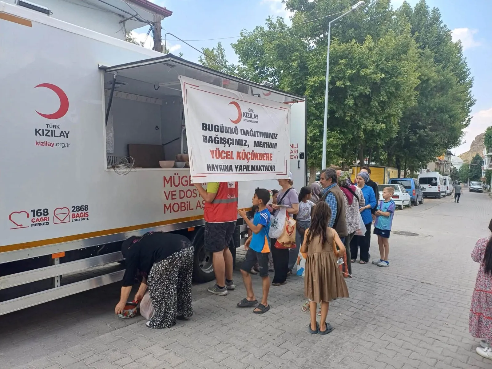 Kızılay Çorba Dağıttı