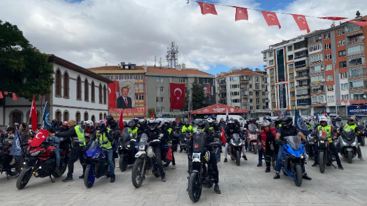 30 Ağustos’ta Afyonkarahisar’da Dikkat Çeken Görüntü! Motosikletler Kocatepe’ye Aktı