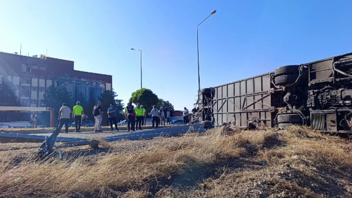 Afyon’da Faciadan Dönüldü! Yolcu Otobüsü Devrildi, 22 Yaralı