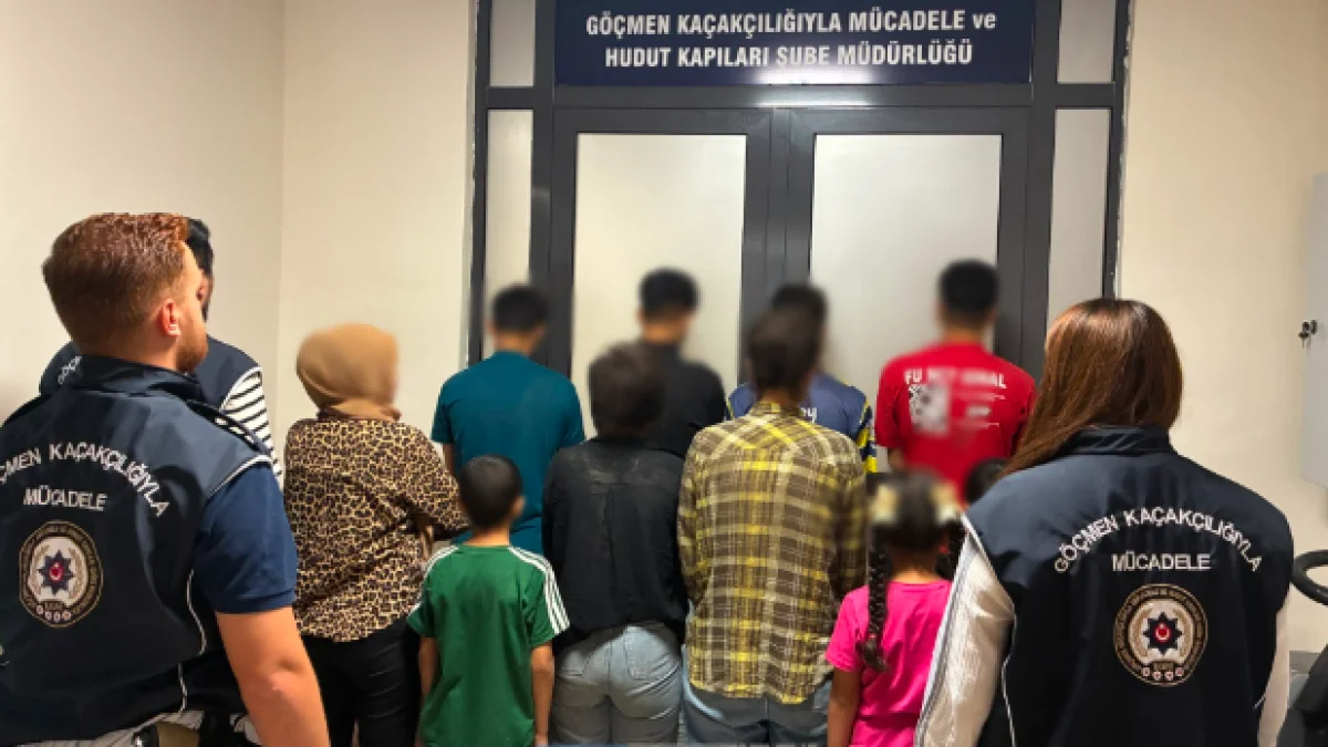 Afyonkarahisar’da Çekici Durduruldu! 14 Düzensiz Göçmen Yakalandı