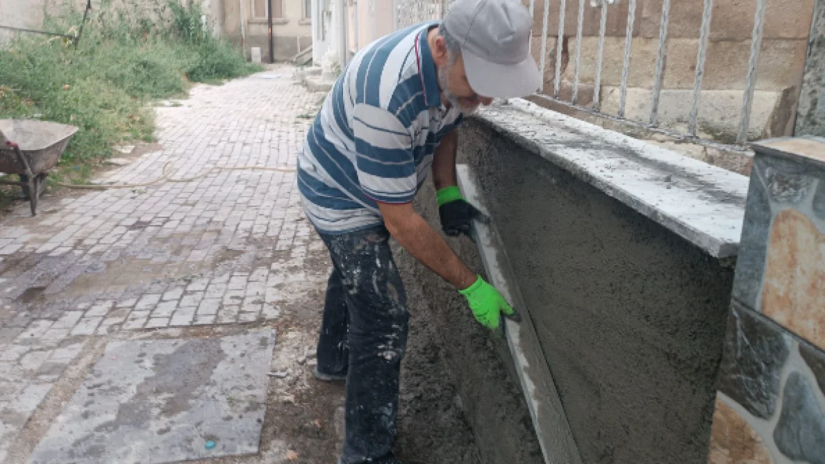Bolvadin’de Cami İmamından Takdir Toplayan Hareket: Şadırvanın Sıvasını Kendi Yaptı