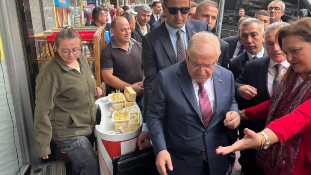 Milli Savunma Bakanı Güler’in Afyonkarahisar Programında Esnaf Buluştu.