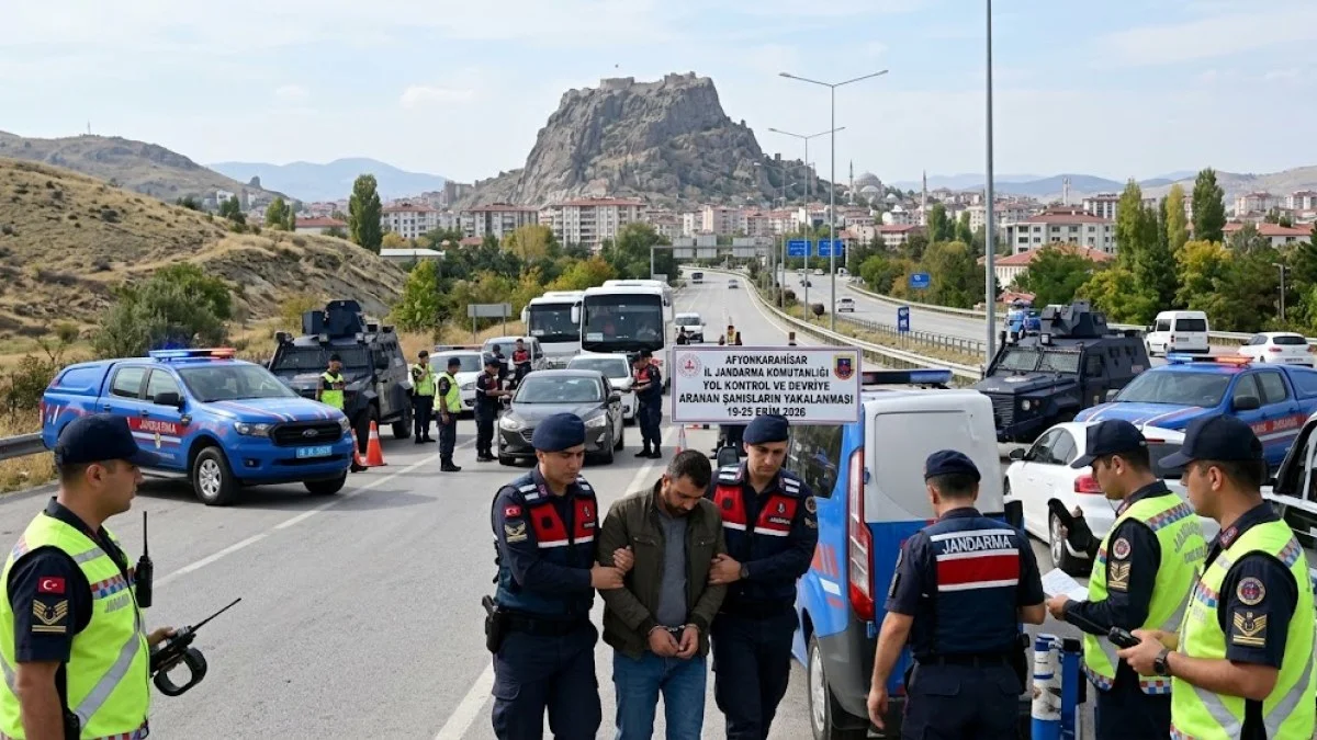 Afyon’da Jandarma’dan Şafak Operasyonu: 1 Hafta 66 Firari