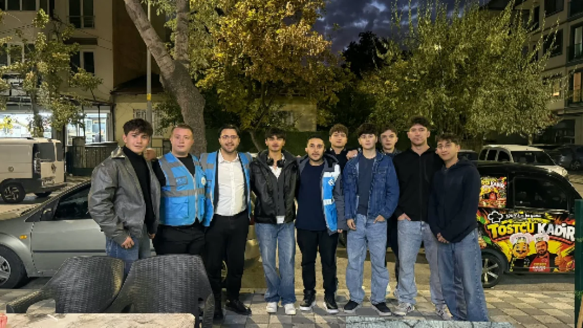 AK GENÇLİK’TEN 18 YAŞINA GİREN GENÇLERE SÜRPRİZ DOĞUM GÜNÜ ZİYARETİ